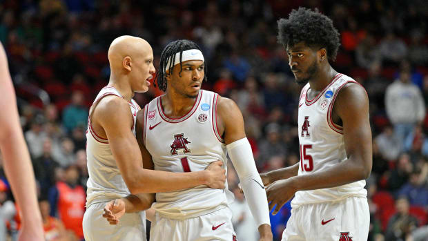 Mar 16, 2023; Des Moines, IA, USA; Arkansas Razorbacks guard Jordan Walsh (left) and forward Makhi Mitchell (right) talk with guard Ricky Council IV (1) during the first half at Wells Fargo Arena. Mandatory Credit: Jeffrey Becker-USA TODAY Sports